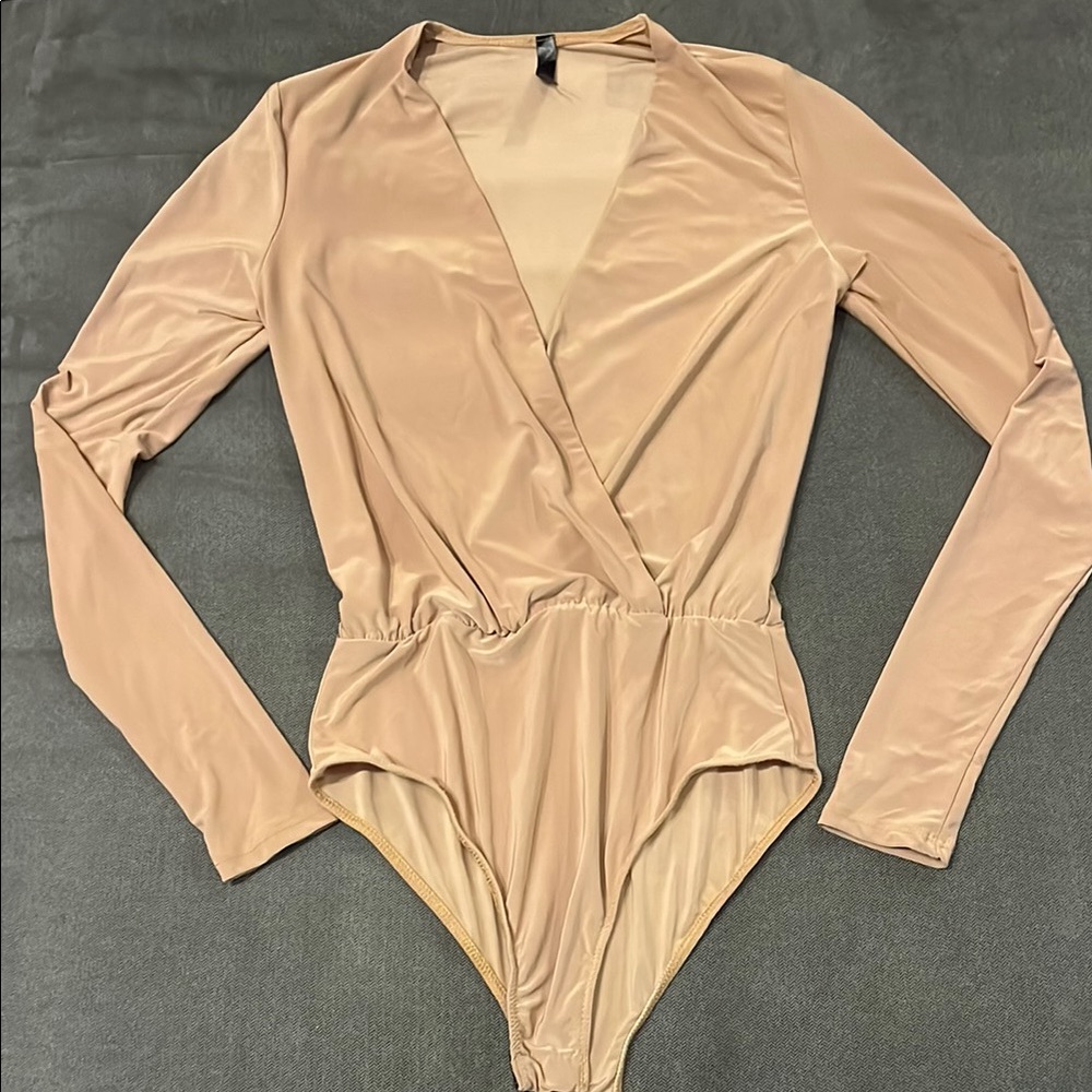 Long sleeve plunge neck bodysuit with synched waist size M